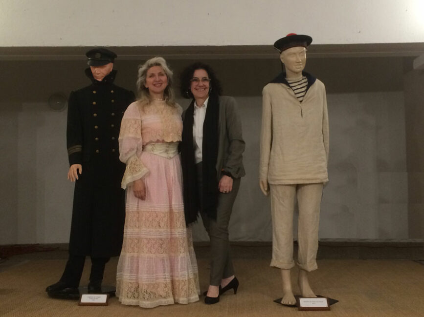 21 mars 2018. SÈTE, Escale Centenaire Exposition dédiée à la Grande Guerre en Méditerranée, Nathalie et Madame Cristina Baron, Commissaire Générale de l’exposition entourées des tenues de marin d’époque.