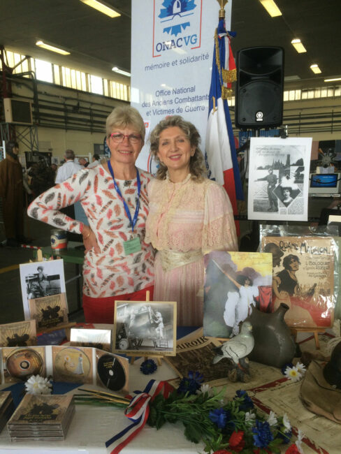 26 mai 2019. Orange (84), meeting aérien de la BA 115, Nathalie est en compagnie de Dominique, Présidente de l’association Montpellier Diva sur le stand des associations ANORAA et ANSORAA.