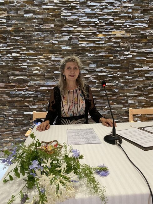 30 juin 2022. Saint-Gély-du-Fesq (34), funérarium Aliaga, Nathalie officie en tant que maître de cérémonie.