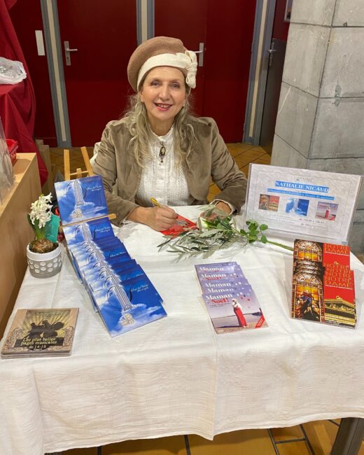Jeudi 8 décembre 2022. Lourdes (66), Nathalie dédicace ses albums à la librairie de la Grotte et chante lors de la procession aux flambeaux devant la Basilique du Rosaire, l’Ave Maria de Giulio Caccini, accompagnée à l’orgue par jean Zuhn..