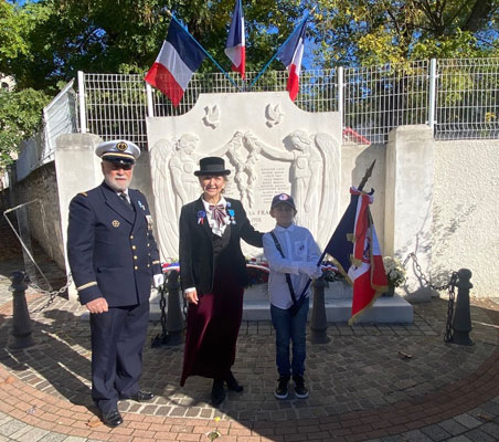 Lundi 11 novembre 2024. Caissargues (30), Nathalie interprète plusieurs chants de la Première Guerre mondiale au carré militaire, à la messe puis a la cérémonie au Monument aux Morts avec les enfants.