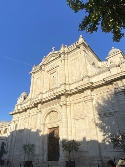 Dimanche 1er décembre 2024. Isle-sur-la-Sorgue (84), Collégiale, Nathalie anime la messe de Sainte Cécile avec l’harmonie de l’Avenir l’Islois.