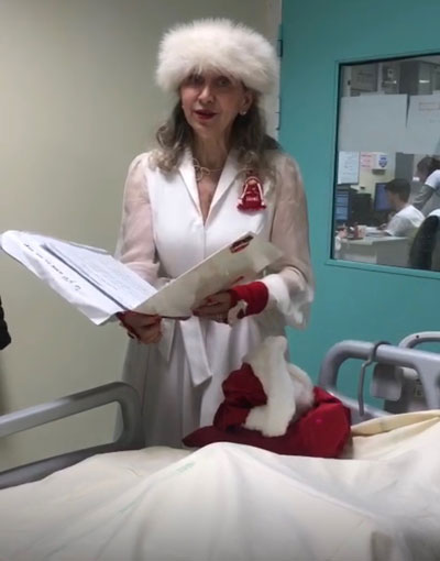Du lundi 16 au vendredi 20 décembre 2024, Nathalie chante « Maman Noël » en milieu hospitalier, accompagnée de l’association JALMALV, (accompagner la vie jusqu’à la mort).