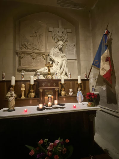 Mardi 24 décembre 2024. Ariège (09), messe de Noël en l’église de Pamiers, présidée par le padre Richard Kalka.Nathalie chante le Minuit Chrétien et un Ave Maria.