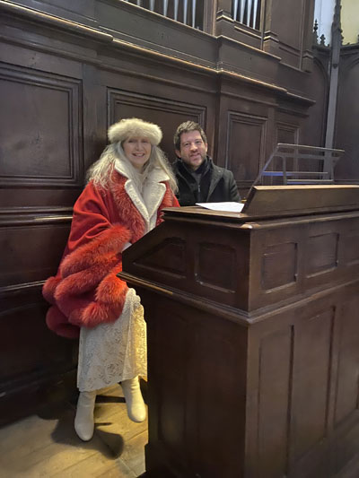 Dimanche 5 janvier 2025. Pont-Saint-Esprit (30), messe de l’Epiphanie en l’église Saint-Pierre, Nathalie est accompagnée à l’orgue par François-Xavier Roux dans De bon matin air t’envoûtera Lou trin