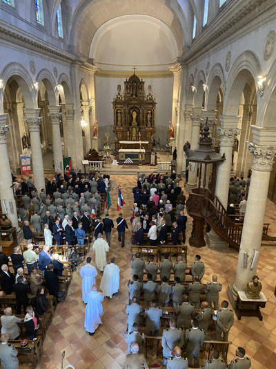 Mardi 29 avril 2025. Auriol (13) messe de Camerone présidée par Monseigneur de Romanet de Beaune en la Paroisse Saint-Pierre d’Auriol. Nathalie est accompagnée à l’orgue par Émile Lardeux sur l’Ave Maria de Giulio Caccini.