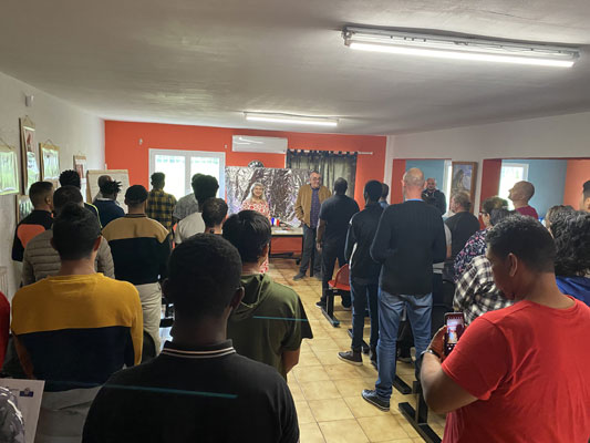 Lundi 5 mai 2025. Saint-Aunés (34), cours de chant, de diction et apprentissage de « La Marseillaise » aux compagnons d’Emmaüs.