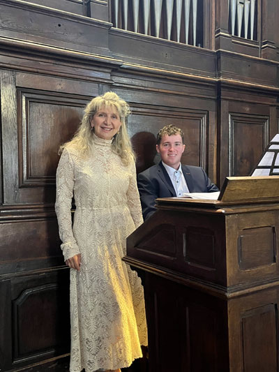 Dimanche 20 avril 2025. Pont-Saint-Esprit (30), messe de Pâques en l’église Saint-Saturnin, Nathalie est accompagnée à l’orgue par le jeune organiste Mathis Duplan.