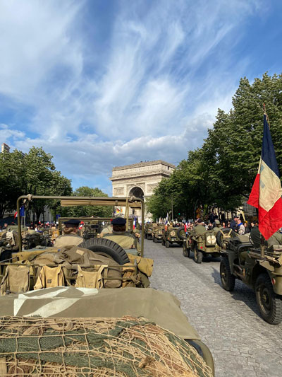 Jeudi 8 mai 2025, mairie du 8ème Paris, Nathalie interprète La Marseillaise et un Ave Maria devant le Monument aux Morts.