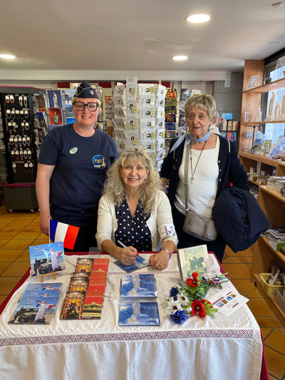 Dimanche 18 mai 2025. Lourdes (66), (PMI), Pèlerinage Militaire International, moment de dédicaces avec des amies fidèles…