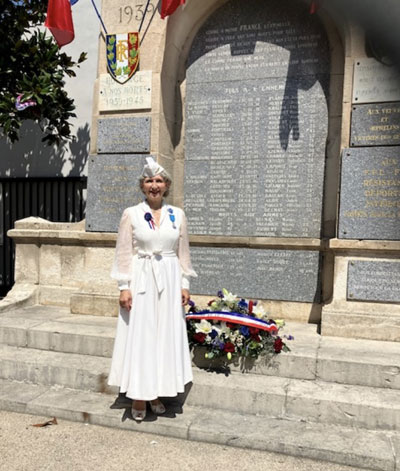 Lundi 14 juillet 2025. Pérols (34), cérémonie du 14 juillet, matin et en soirée aux arènes, Nathalie interprète plusieurs chants…