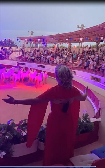 Vendredi 1 août 2025. Pérols (34), arènes, Nathalie chante pour le Trophée des As…(Vidéo Toril.TV)