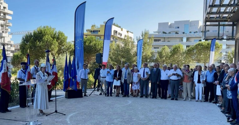 Mercredi 16 juillet 2025. Montpellier (34), jardin de l’hôtel de ville, Cérémonie pour la Journée Nationale à la Mémoire des Victimes des crimes racistes et antisémites de l’Etat français et d’hommage aux « Justes » de France. Nathalie interprète « Nuit et brouillard » et « La Marseillaise ».