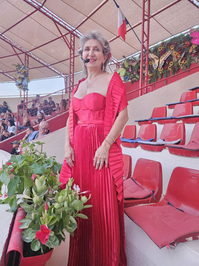 Vendredi 1 août 2025. Pérols (34), arènes, Nathalie chante pour le Trophée des As…(Vidéo Toril.TV)