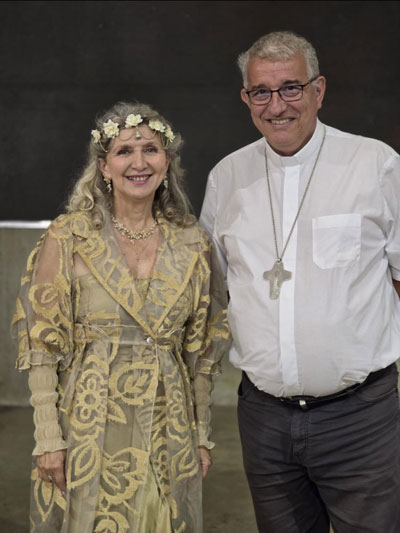 Mercredi 20 août 2025. Lourdes (65), concert a cappella en l’église Sainte Bernadette pour le diocèse de  Pamiers. Nathalie en compagnie de Monseigneur Benoît Gschwind, évêque de Pamiers.
