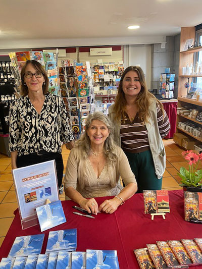 Jeudi 21 août 2025. Lourdes (65), Nathalie en dédicaces à la librairie de la Grotte, toujours aussi bien reçue par sa directrice Isabelle
