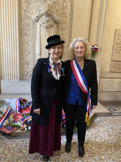 Mardi 11 novembre 2025. Paris (10ème), mairie, cérémonie du 11 novembre, Nathalie interprète l’hymne national et « Flotte petit drapeau ». Madame le maire, Alexandra Cordebard, la vice-présidente de l’UNC Jocelyne Lelièvre et le président monsieur Patrick Ayache.