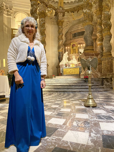 Lundi 8 décembre 2025. Paris (75), Chapelle du Val de Grâce, messe de la solennité de l’Immaculée Conception, présidée par le père Jérôme Maljean.   Nathalie interprète a cappella un Ave Maria.