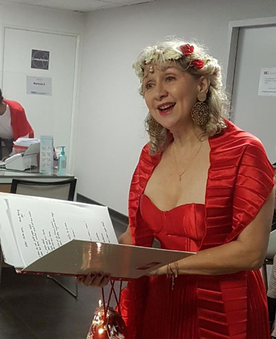 Lundi 15 décembre 2025.  Montpellier (34), clinique Clementville, Nathalie chante Noël pour tous les patients dans les chambres, accompagnée de Nadine, présidente de l’association JALMALV.